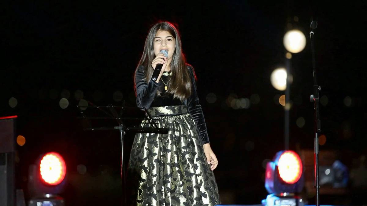 Айгюн Абасова выступает на отурытой сцене 2016 год
