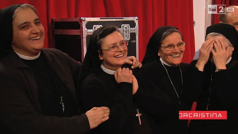 монахини из группы поддержки