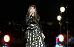 Айгюн Абасова выступает на отурытой сцене 2016 год